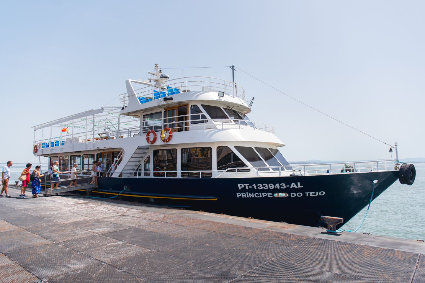 TOGETHER BOAT LOUNGE VIP